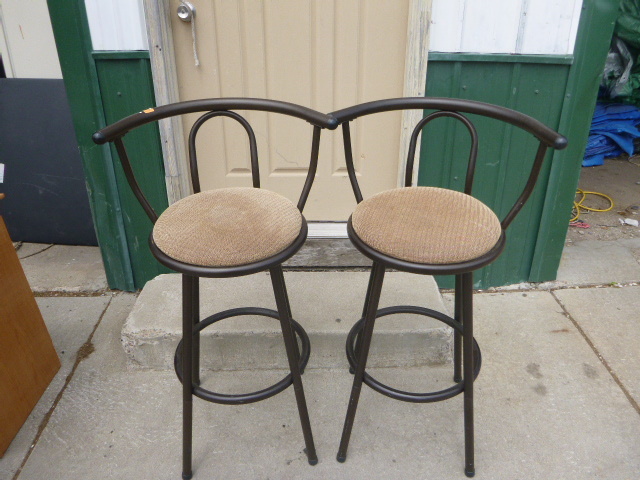 lot 67 image: 2 Bar Stools