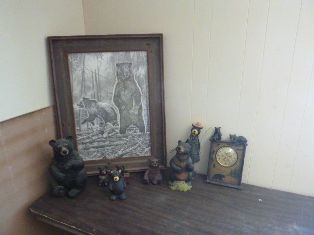 lot 105 image: Bear Dcor