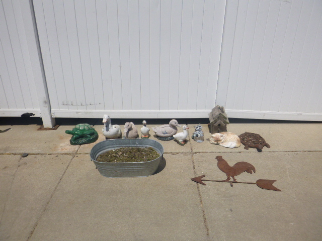 lot 113 image: Miscellaneous Lawn and Garden Dcor