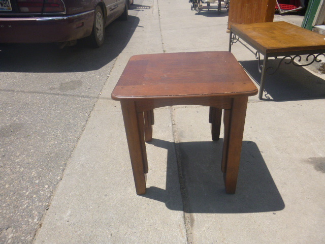 lot 116 image: End Table
