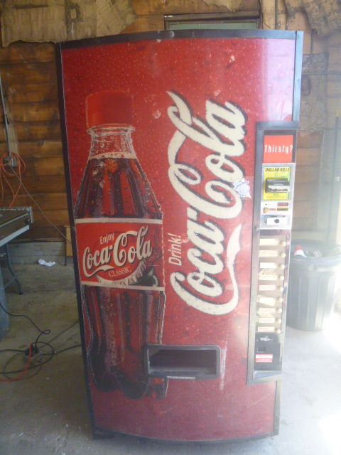 lot 4 image: Coca-Cola Vending Machine