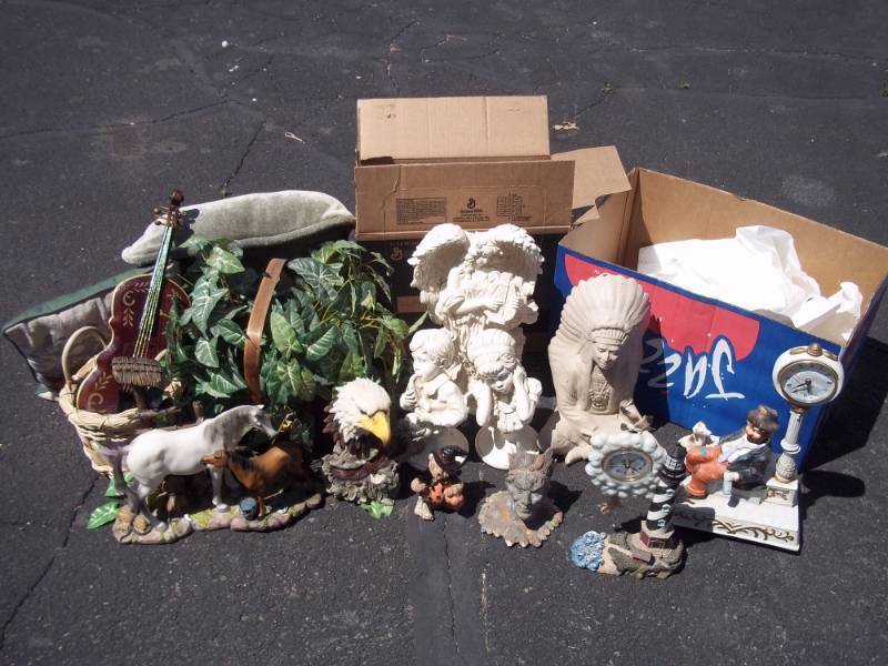 lot 31 image: Large lot of Dcor figurines