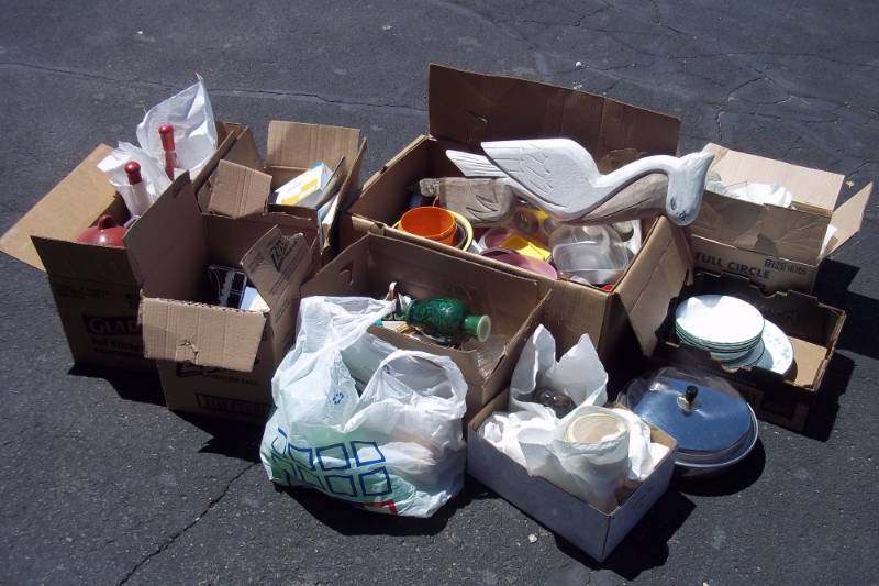 lot 33 image: Large lot of dcor, storage containers, etc