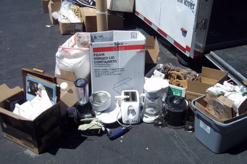 lot 34 image: Large lot of Dcor, glasses, kitchen appliances, etc