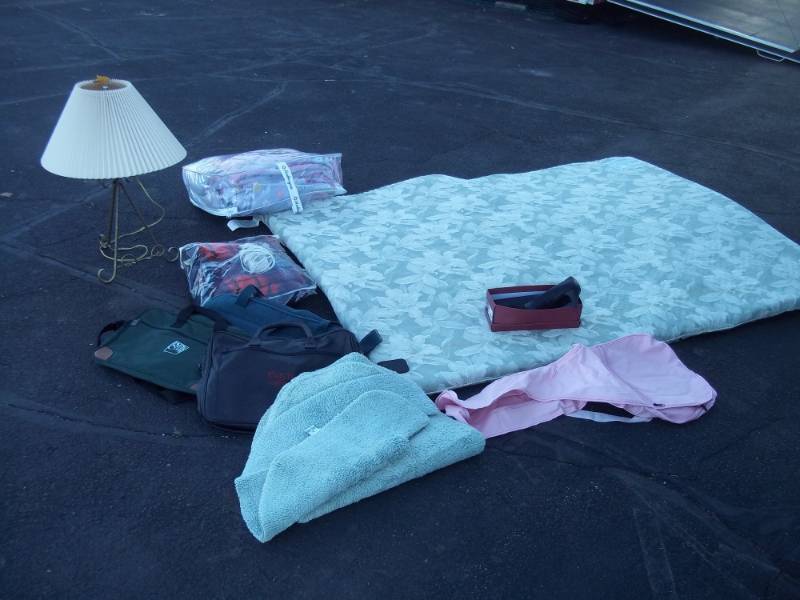 lot 42 image: Kenkopad Mat, and Blankets with lamp