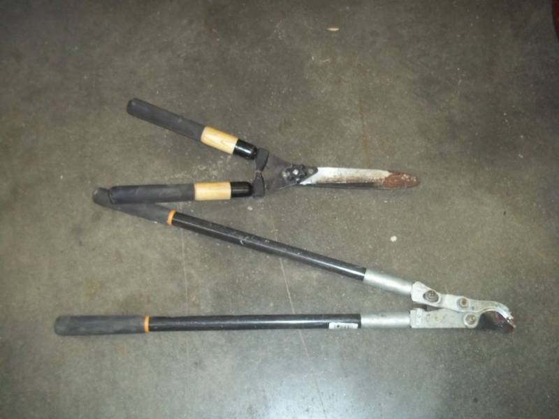 lot 53 image: Hedge pruners and loppers