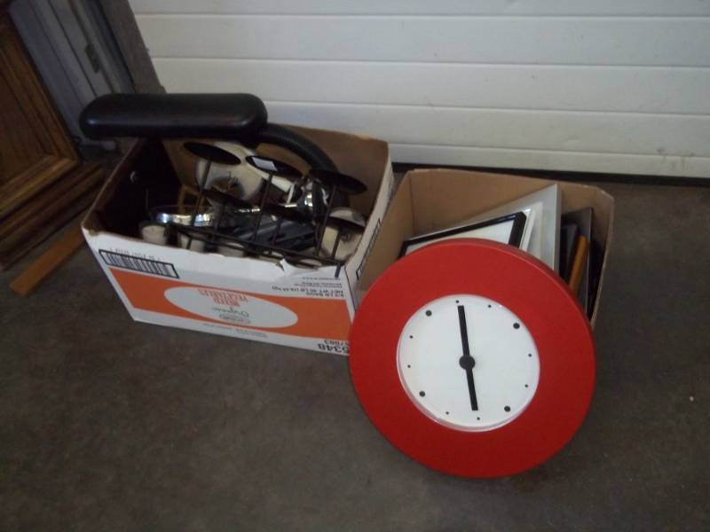 lot 54 image: Dcor lot with Clock and photo frames