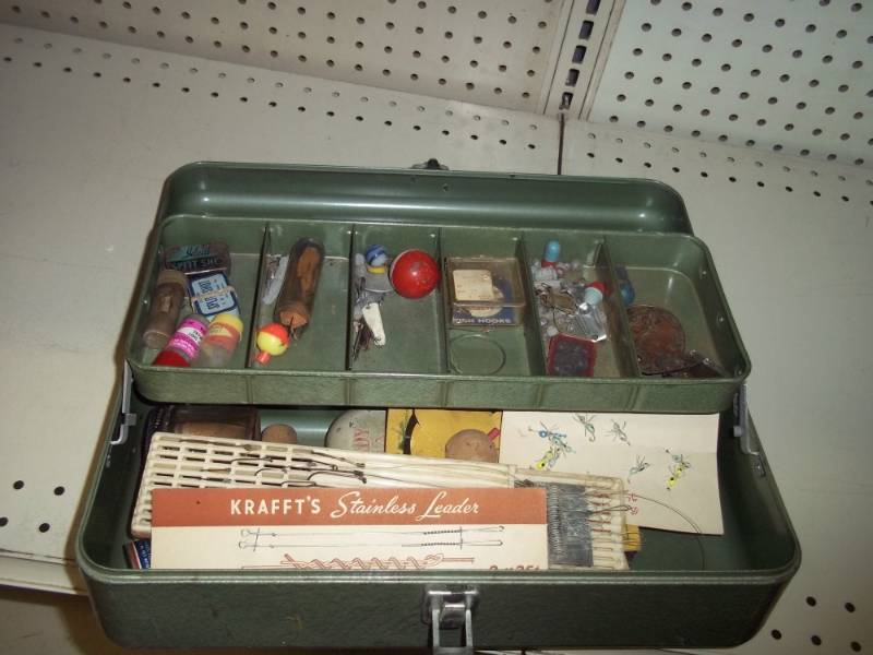 lot 4 image: Vintage Tackle Box with Tackle