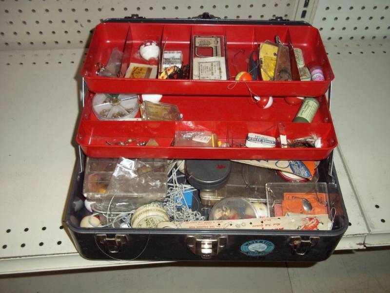 lot 5 image: Vintage Tackle Box with Tackle