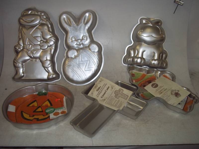 lot 12 image: 6 new  cake pans.  all different.