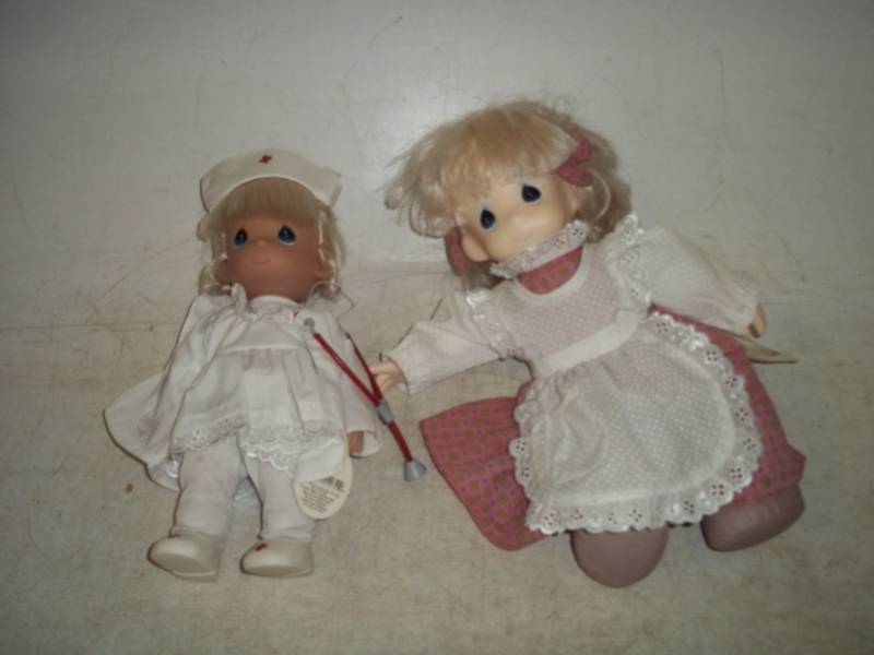 lot 17 image: 2 Dolls