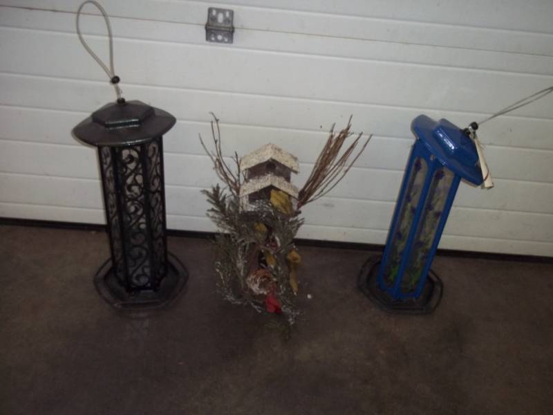 lot 27 image: Lot of Bird Feeders