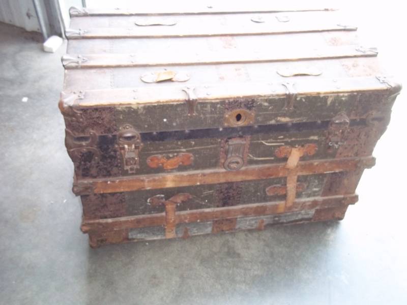 lot 62 image: Vintage Trunk