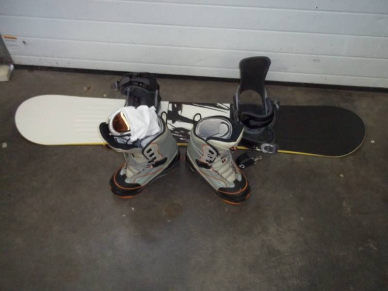 lot 88 image: Snowboard Boots and Goggles