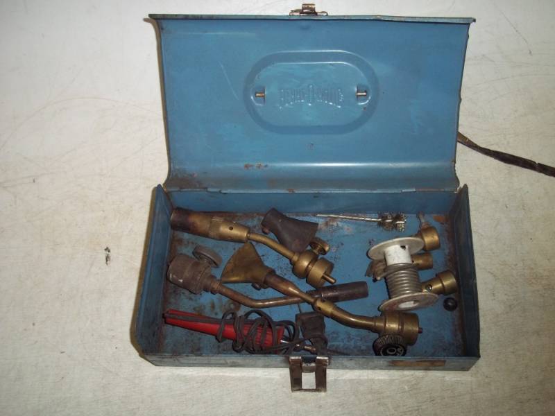 lot 89 image: Gas Torches with tool box
