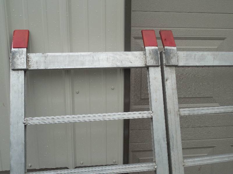 lot 3 image: Aluminium Double Folding Ramp