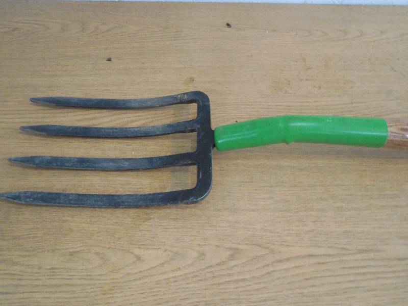 lot 29 image: Ames 4-Tine Forged Spading Fork