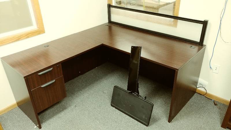 lot 13 image: Desk
