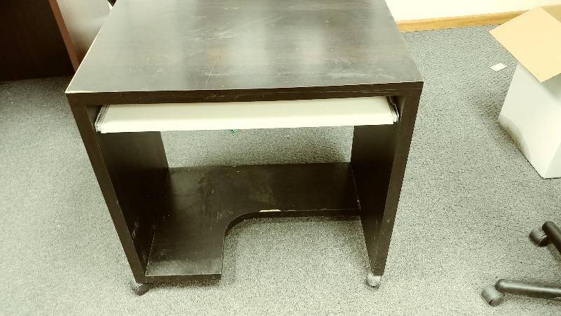 lot 14 image: Desk