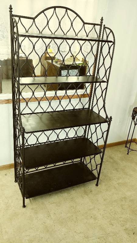 lot 15 image: Bakers Rack