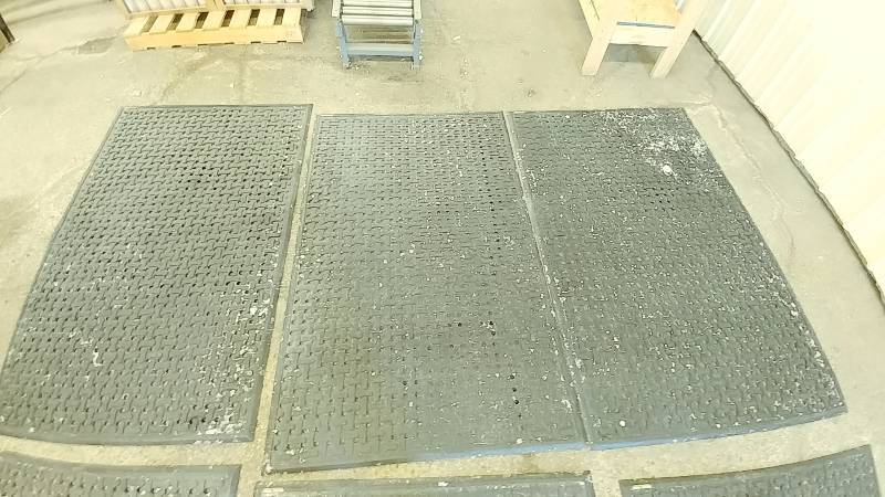 lot 28 image: 3-Anti-Fatigue Mats