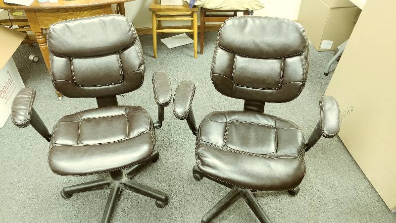lot 24 image: 2 Leather Office Chairs