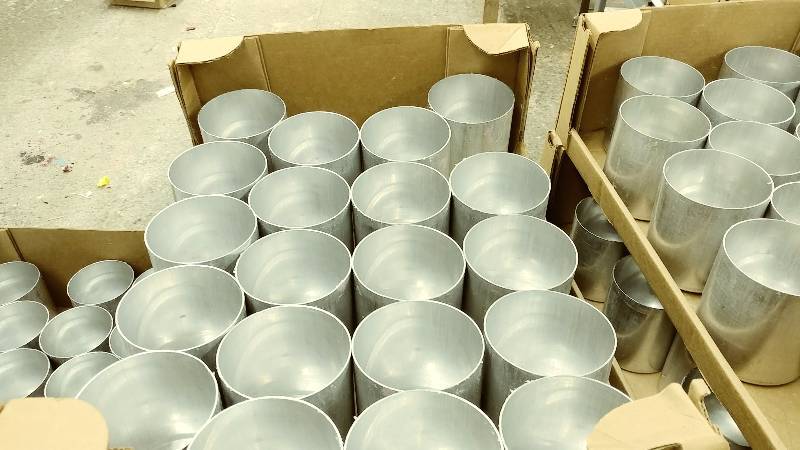 lot 357 image: 20 Seasoned 4x4 Candle Molds