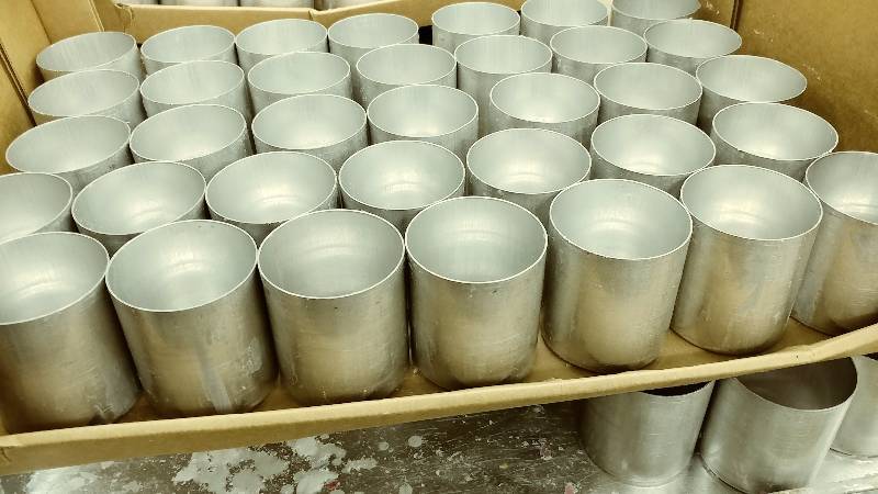 lot 315 image: 35 Seasoned 3x3 Candle Molds