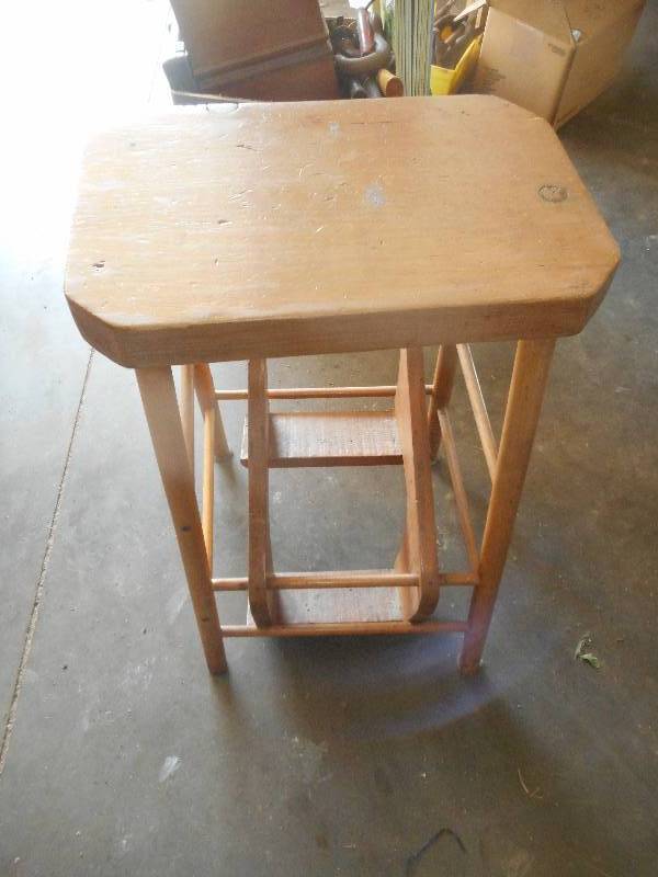 ANTIQUE WOODEN STEP STOOL