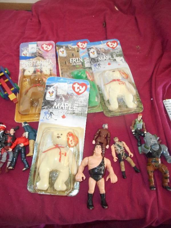 COLLECTIBLE BEANIE BABYS AND ACTION FIGURES