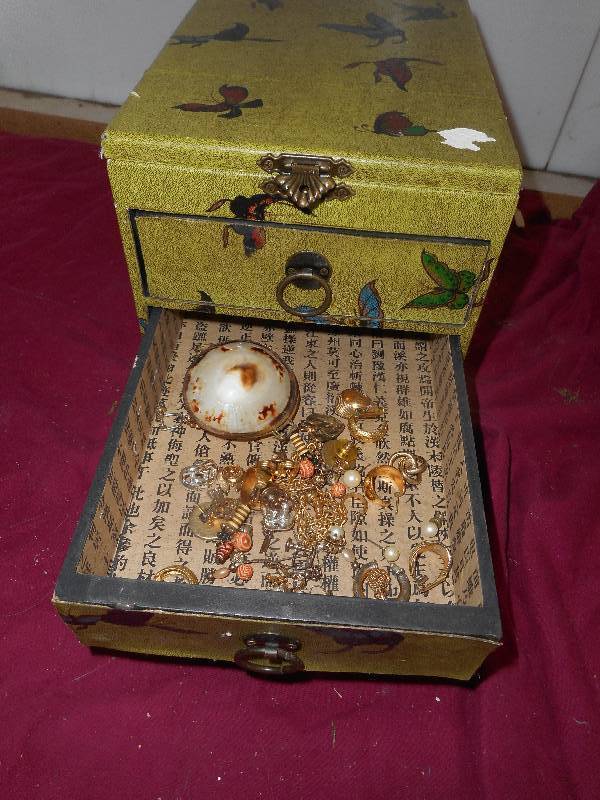 VINTAGE JEWLERY BOX AND JEWLERY
