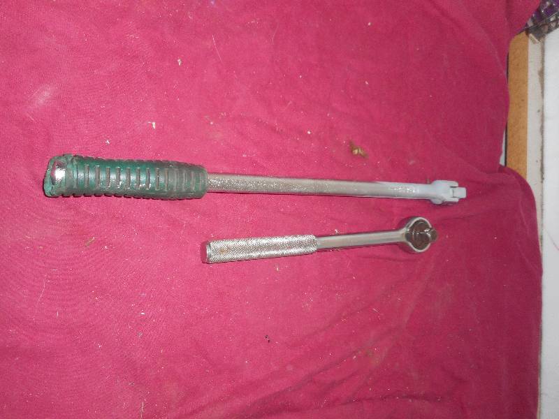 SOCKET WRENCH AND BREAKER BAR