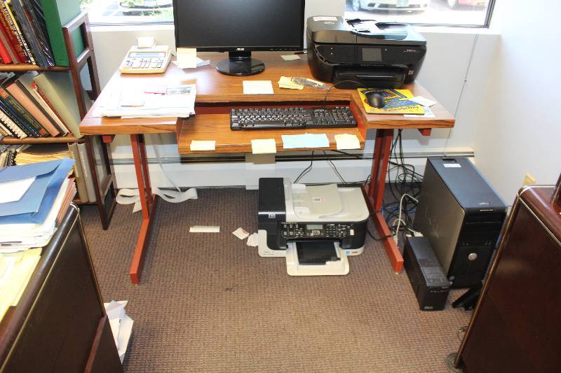 Computer Desk w Adjustable Keyboard Tray