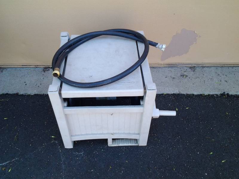 lot 19 image: Suncast Hose Reel With Connector Hose
