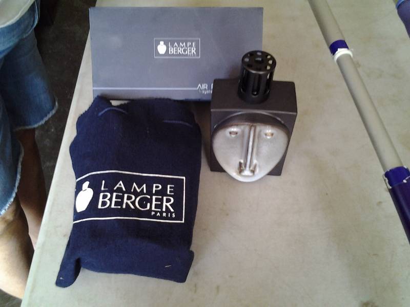 lot 21 image: Lampe Berger Air Pur System& 2-Swiffer Wet Jets