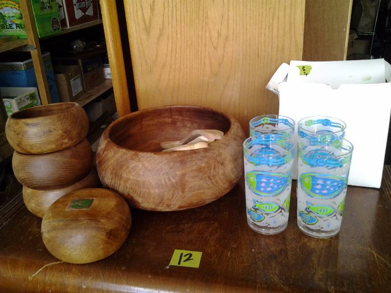 lot 22 image: Teak Wood Salad Set& 4-New Decorative Tumblers