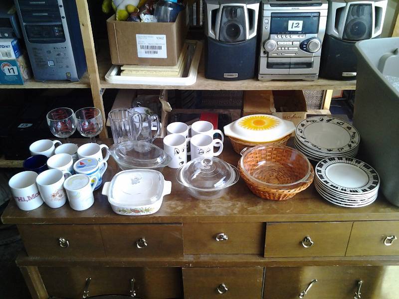lot 26 image: Tote With Lid & Corningware & Pyrex Casseroles,Budweiser Glasses, Other Mugs & Stoneware Dishes