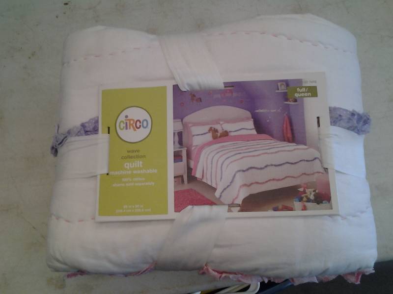 lot 39 image: New Circo FullQueen Quilt
