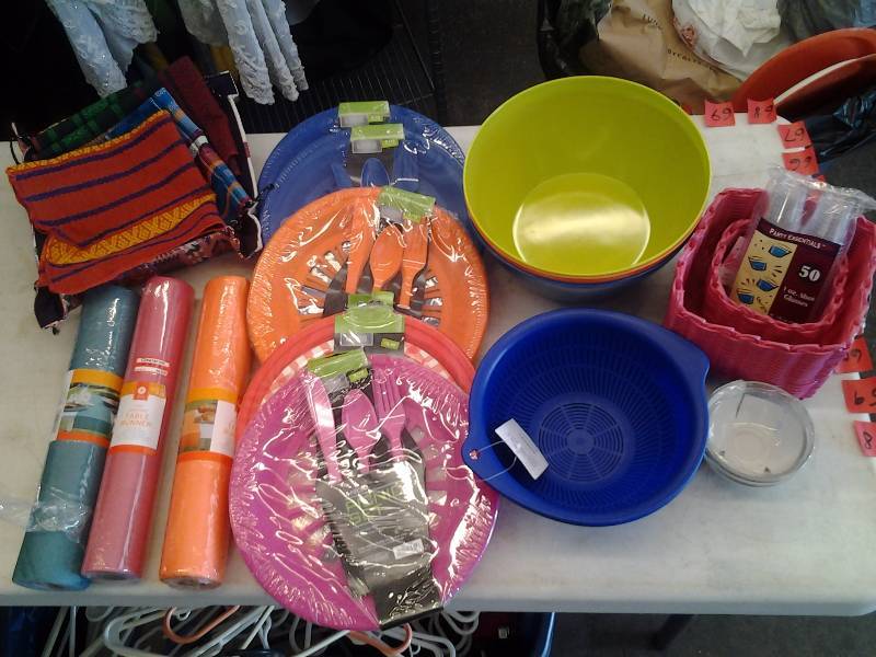 lot 58 image: Lot Of Picnic Party Ware, Napkins, Basket From Guatemala