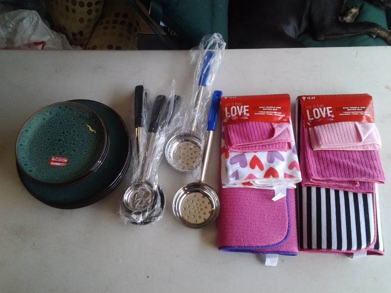 lot 72 image: Dish Towels, Drying Mats, Set For 4 Dishes, Buffet Serving Spoons