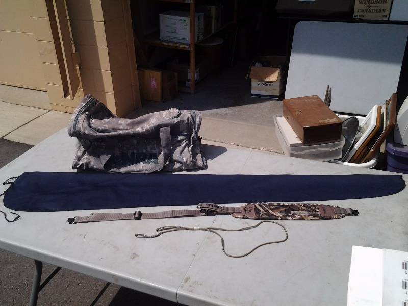 lot 76 image: Like New-Camo Tote, Soft Gun Case