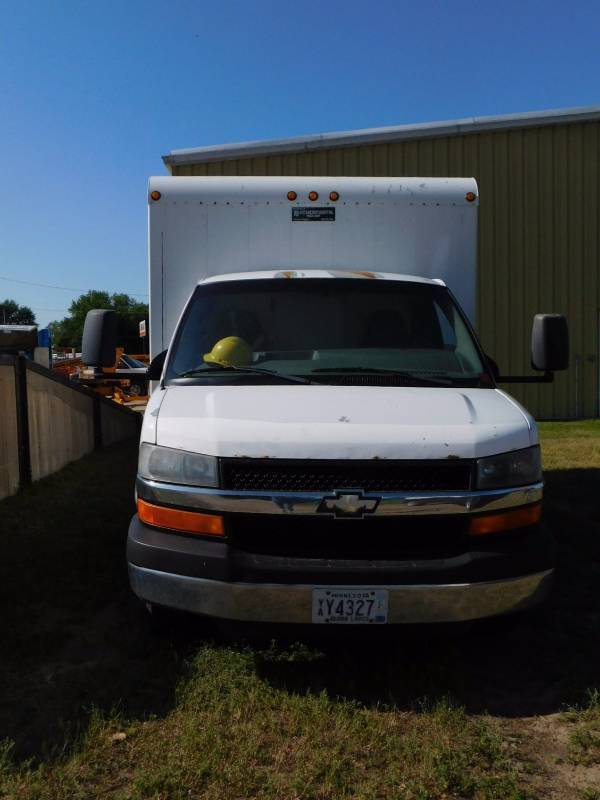 lot 4 image: 2006 Chevrolet 3500 Cube Van