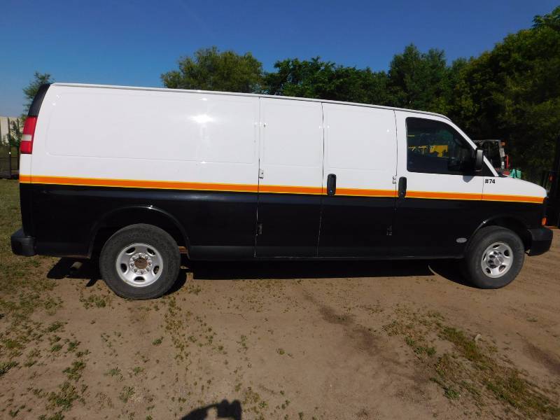 lot 5 image: 2010 Chevrolet 3500 Express Van