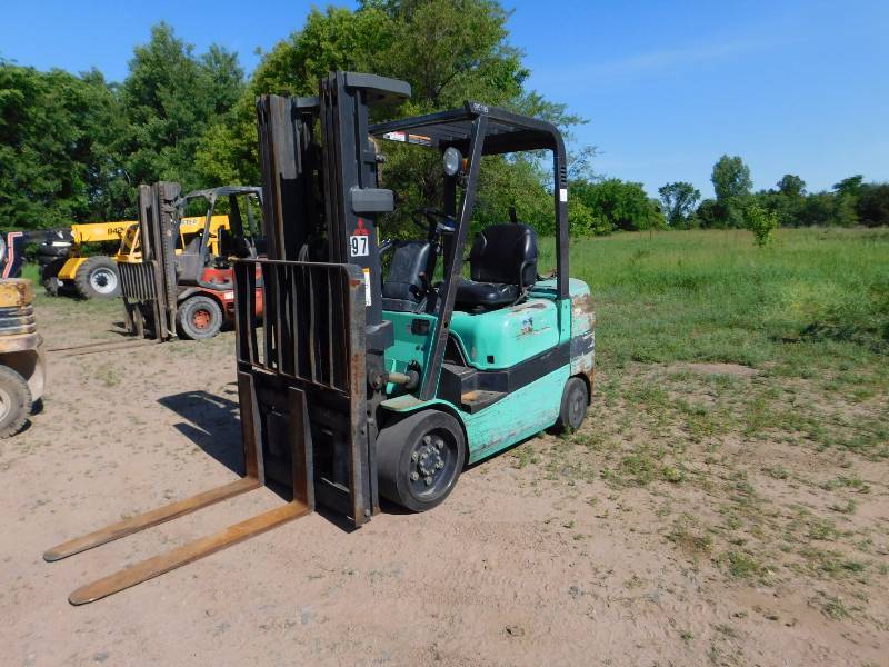 lot 9 image: 6000lb Mitsubishi FGC30K LPG Forklift