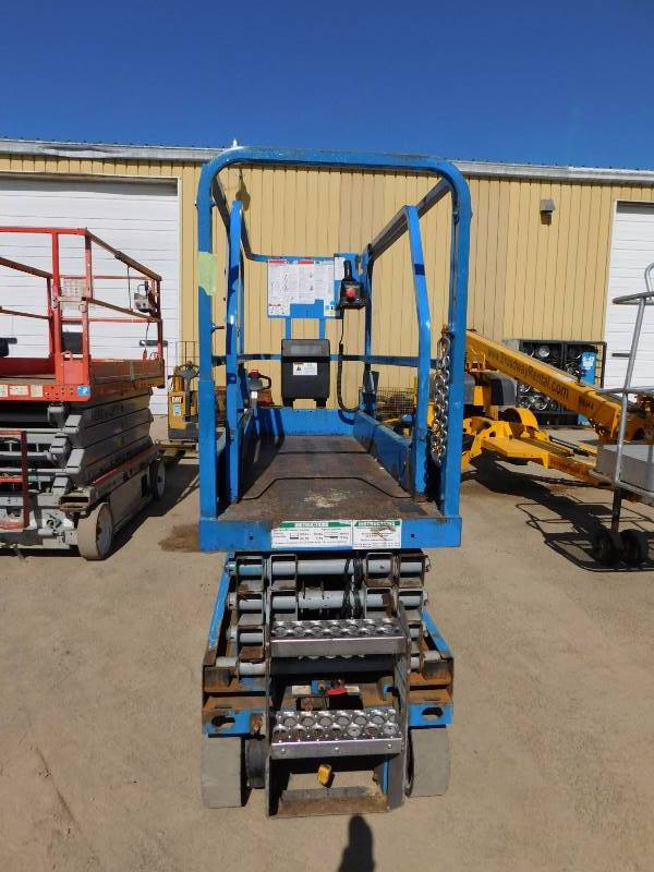 lot 10 image: 2008 Genie GS-1930 Scissor Man Lift