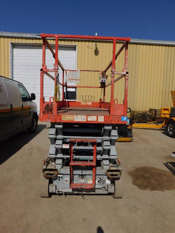lot 11 image: 2005 SkyJack SJII4632 Scissor Man Lift