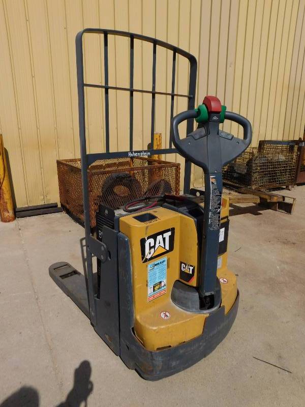 lot 16 image: Cat 2WP4500 Pallet Jack
