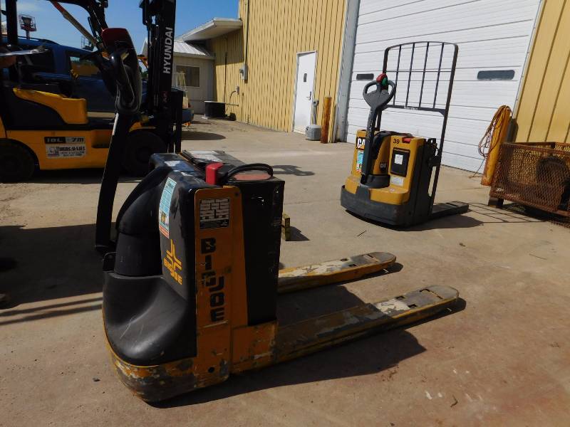 lot 17 image: Big Joe WPT45-2748 Pallet Jack