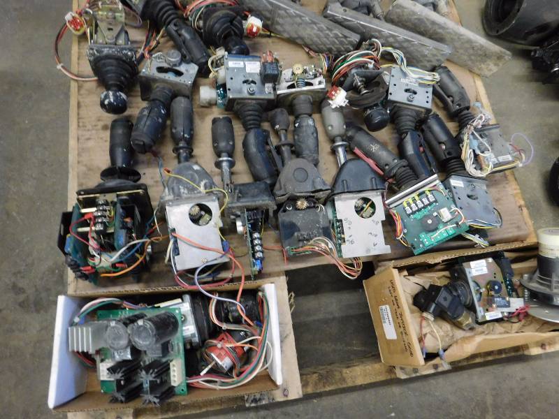 lot 31 image: Misc Lot of Aerial Lift & Throttle Controls