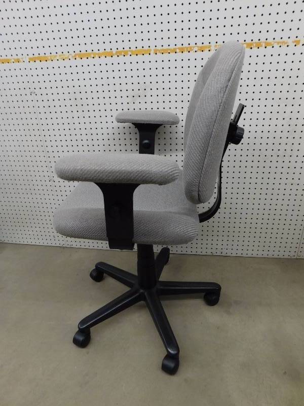 lot 43 image: Gray Adjustable Rolling Office Chair